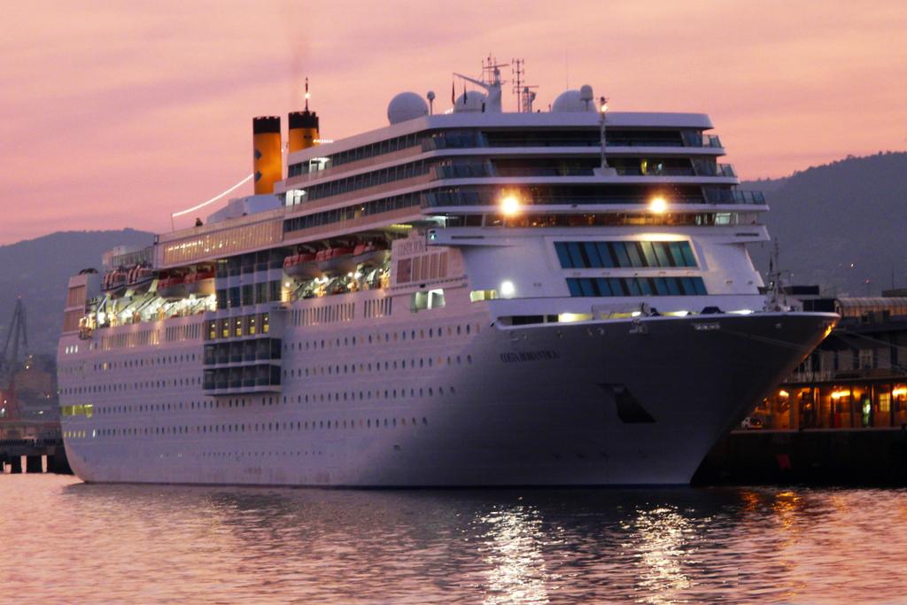 Bella imagen de nuestro barco, el Costa NeoRomantica al amanecer... CRUCEROS COSTA NEOROMANTICA CRUCEROS NORTE DE EUROPA CRUCEROS FIORDOS NORUEGOS CRUCEROS CABO NORTE CRUCEROS NORUEGA CRUCEROS FIORDOS NORUEGOS COSTA CRUCEROS